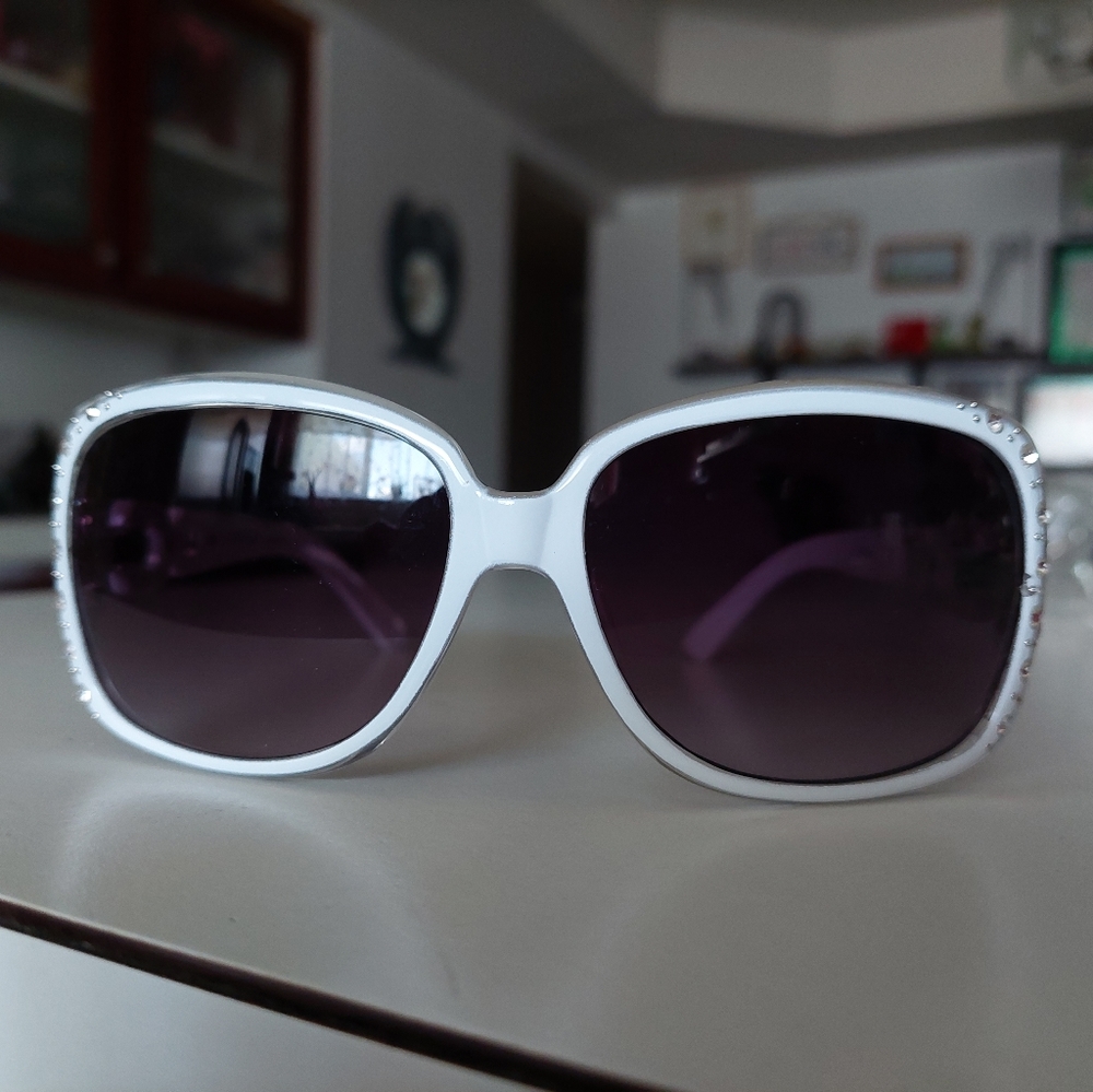 Rhinestone w silver decal UV white sunglasses - Picture 2 of 3